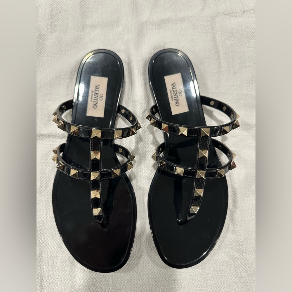 Black Valentino studded sandals in very good condition!!